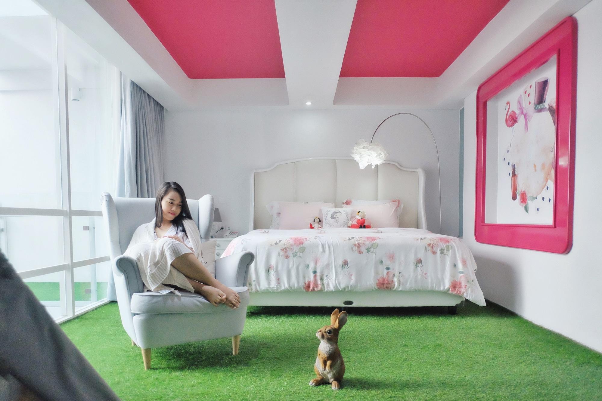 Berry Glee Thematic Hotel Kuta Lombok Exterior foto